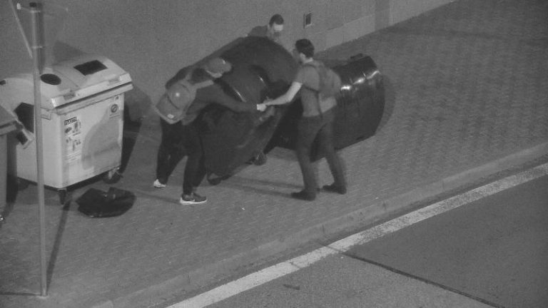 Kamery zachytily mladé výtržníky, strážníci byli do 5 minut na místě