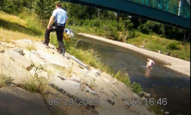 Strážníci jeli pro nahého muže