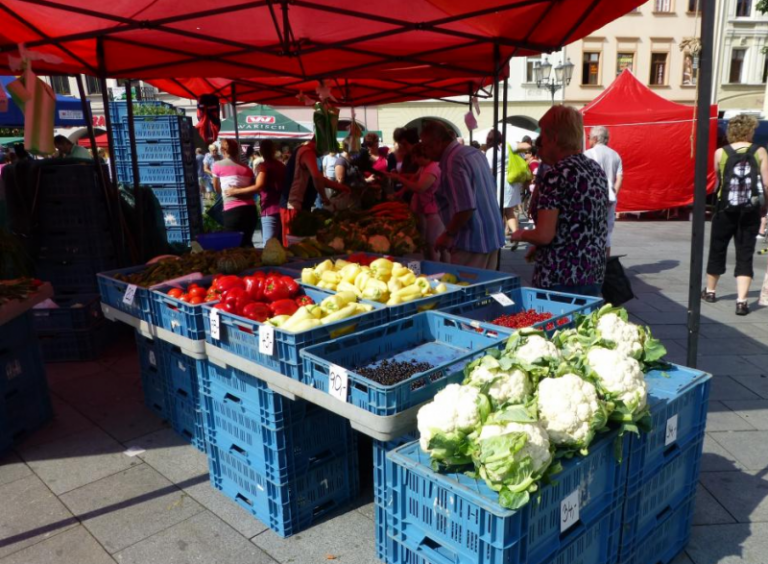 Město aktualizovalo tržní řád – rozšířilo počet tržních míst, zákaz podomního prodeje stále platí