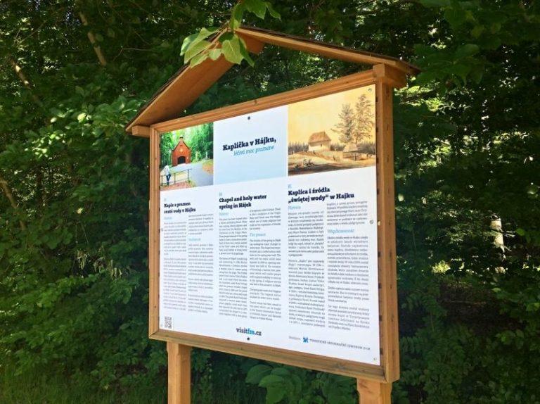 Kaplička v Hájku má novou informační ceduli