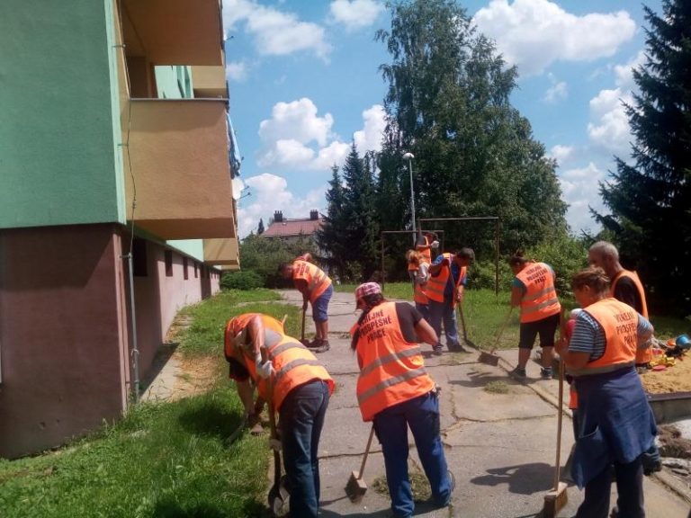 Sídliště procházejí letním úklidem