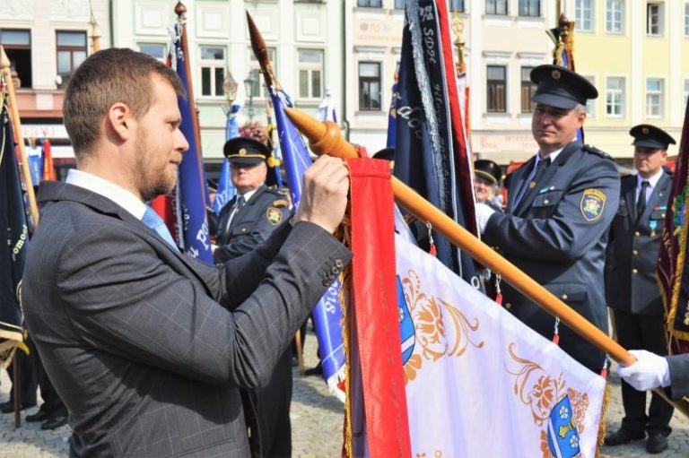 Hostili jsme historicky první setkání hasičských praporů