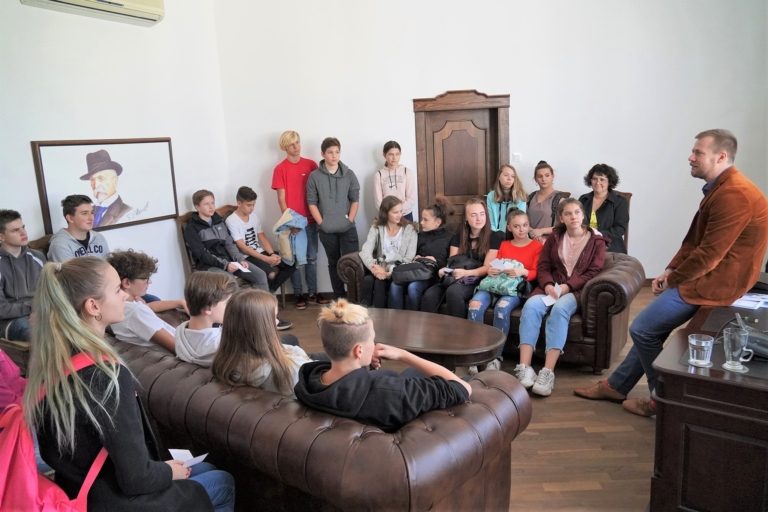 Deváťáci z 8. ZŠ navštívili na radnici primátora Pobuckého