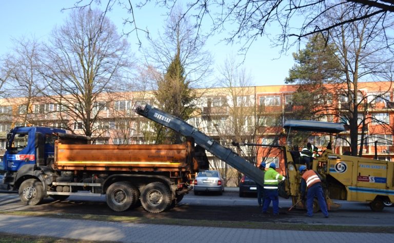 Opravy komunikací na V. Nezvala, Komenského a Frýdlantská