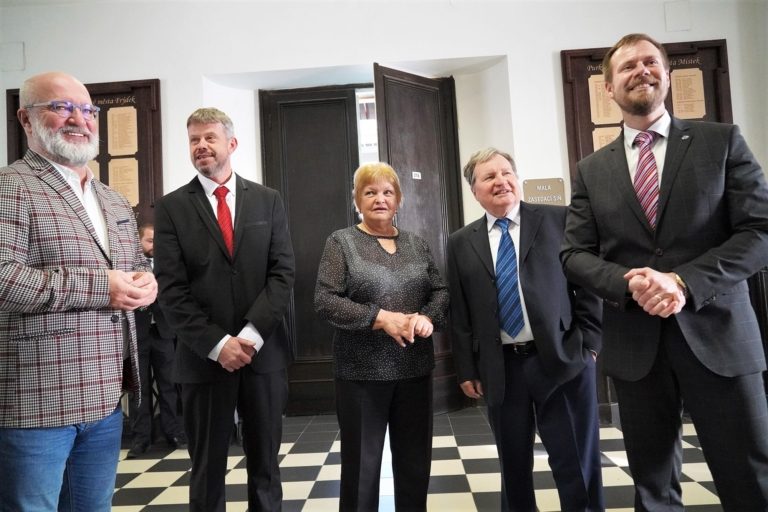 K výročí Sametové revoluce byly odhaleny portréty starostů