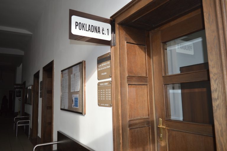 Poplatky lze hradit na pokladnách magistrátu ve Frýdku i v Místku