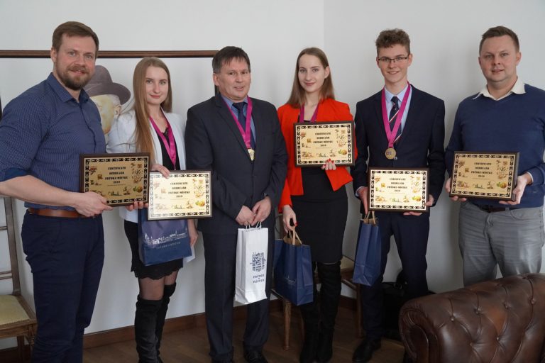 Naši studenti nás reprezentovali v Abu Dhabi, získali zlaté medaile