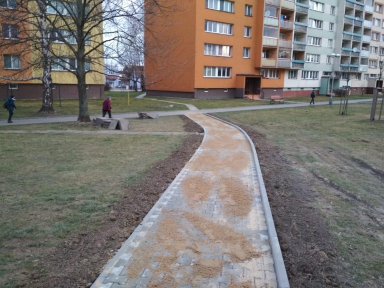 Mírná zima umožňuje dřívější opravy komunikací i jejich čištění