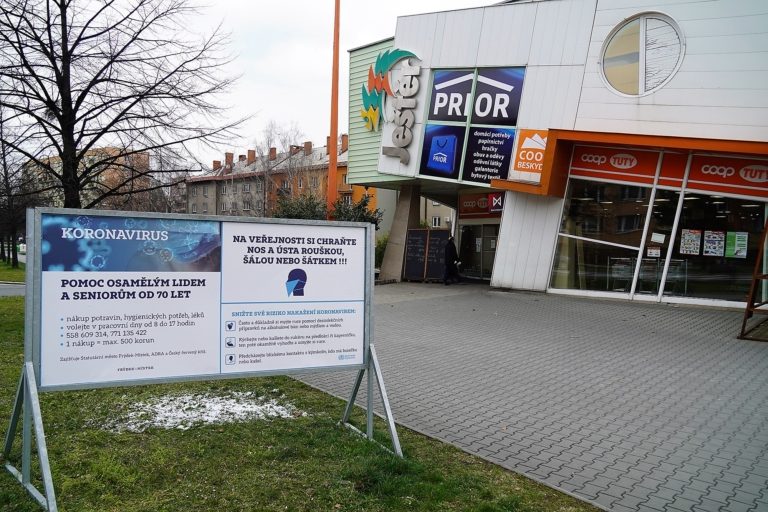 Přenosné panely ke kulturním akcím nyní slouží k informovanosti o koronaviru