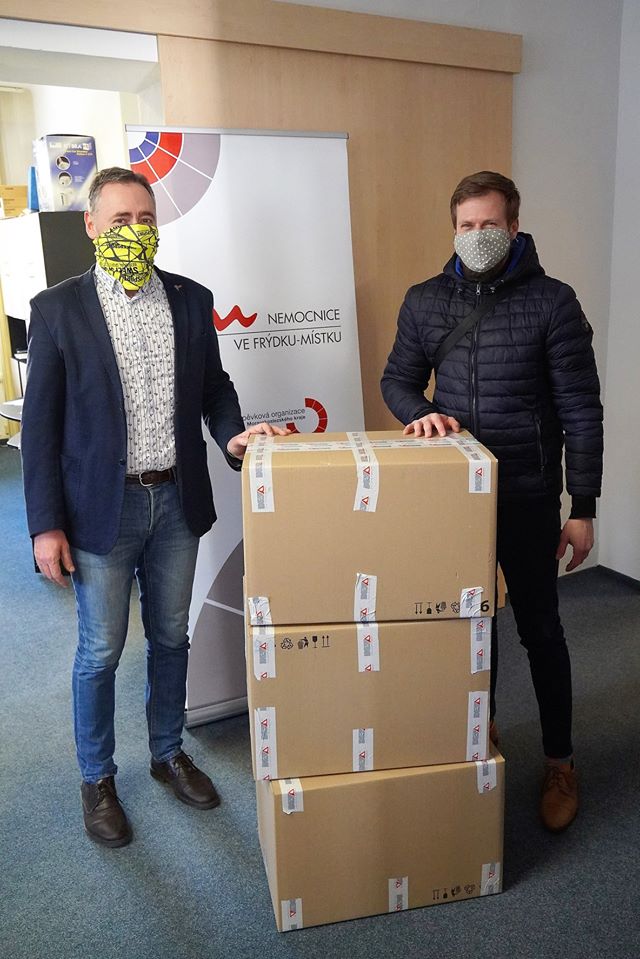 Město nakoupilo roušky a předává je zdravotníkům, zítra je začne distribuovat do schránek
