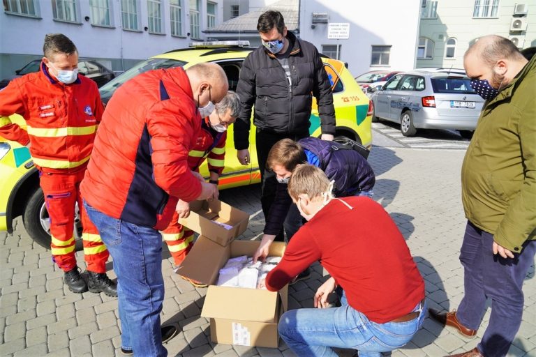 Roznáška roušek, které nakoupilo město, je v plném proudu