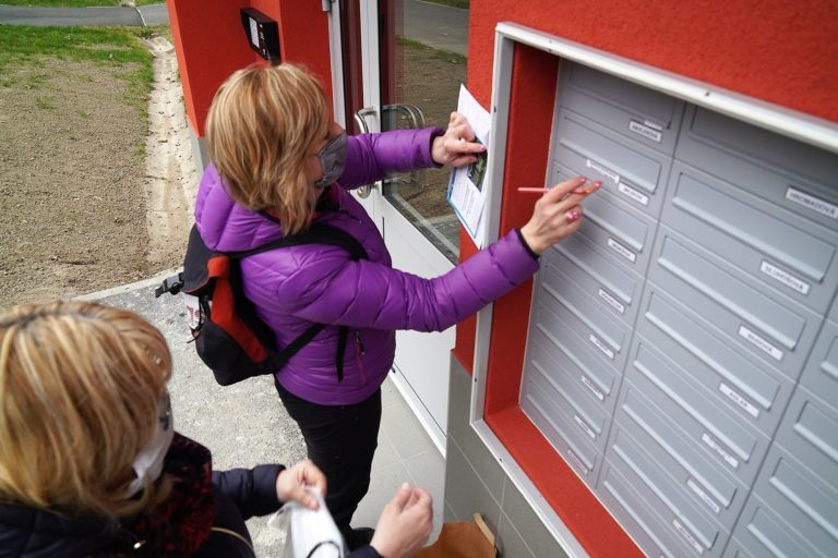 Město zahájilo roznášku nakoupených roušek do schránek
