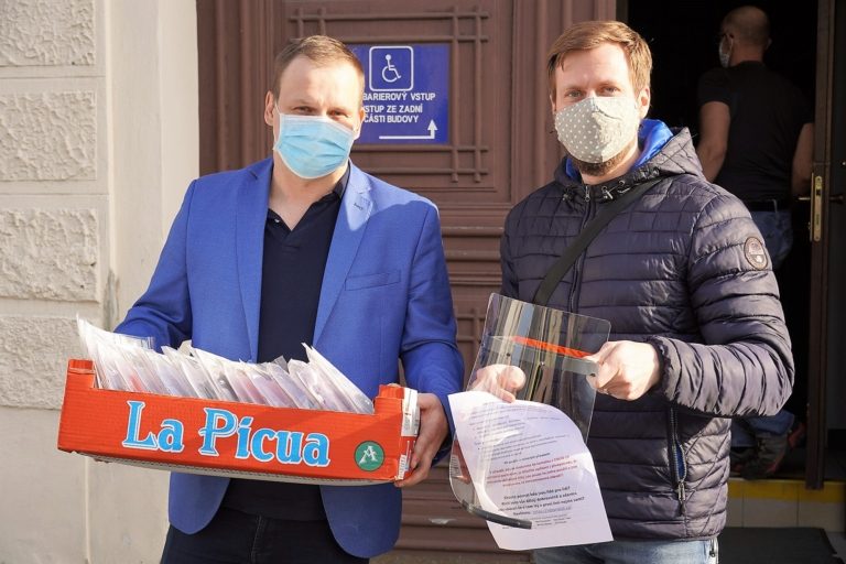 Město navázalo spolupráci s výrobci ochranných štítů, předá je složkám IZS