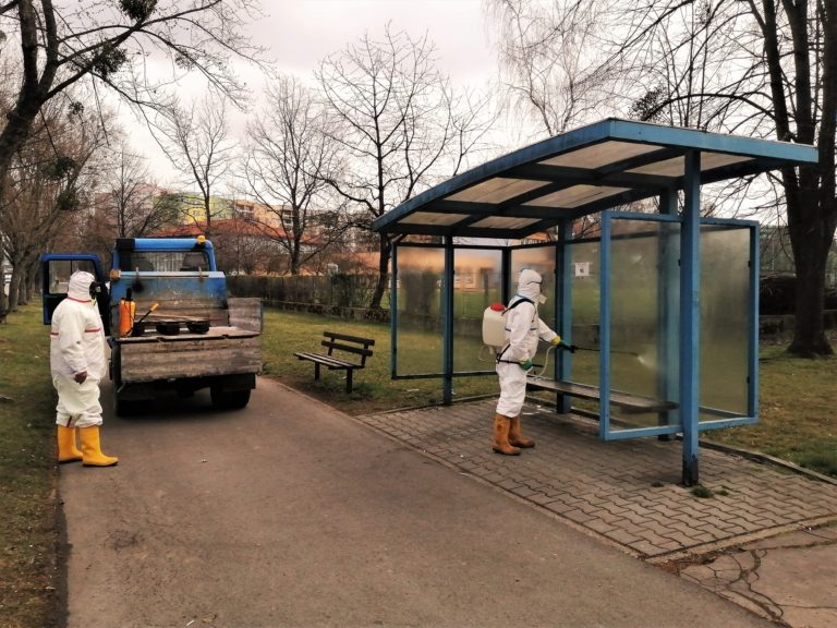 Ve městě se dezinfikují podchody, zastávky, lavičky i tlačítka na semaforech