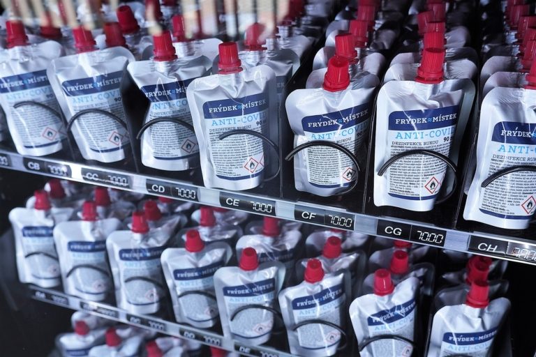 Automat s dezinfekcí na ruce v hale Polárka už funguje