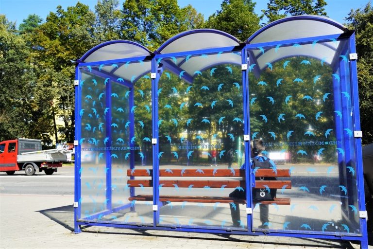 Autobusové zastávky dostávají polepy proti nárazům ptáků