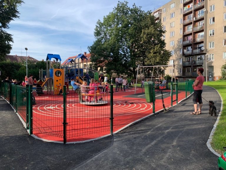 Hřiště ve vnitrobloku Ostravská je v obležení dětí