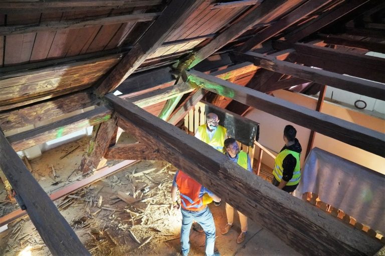 Dům včelařů získá střechu z břidlice