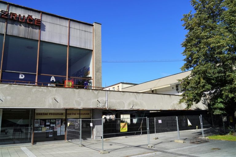 Spojovací krček jde k zemi