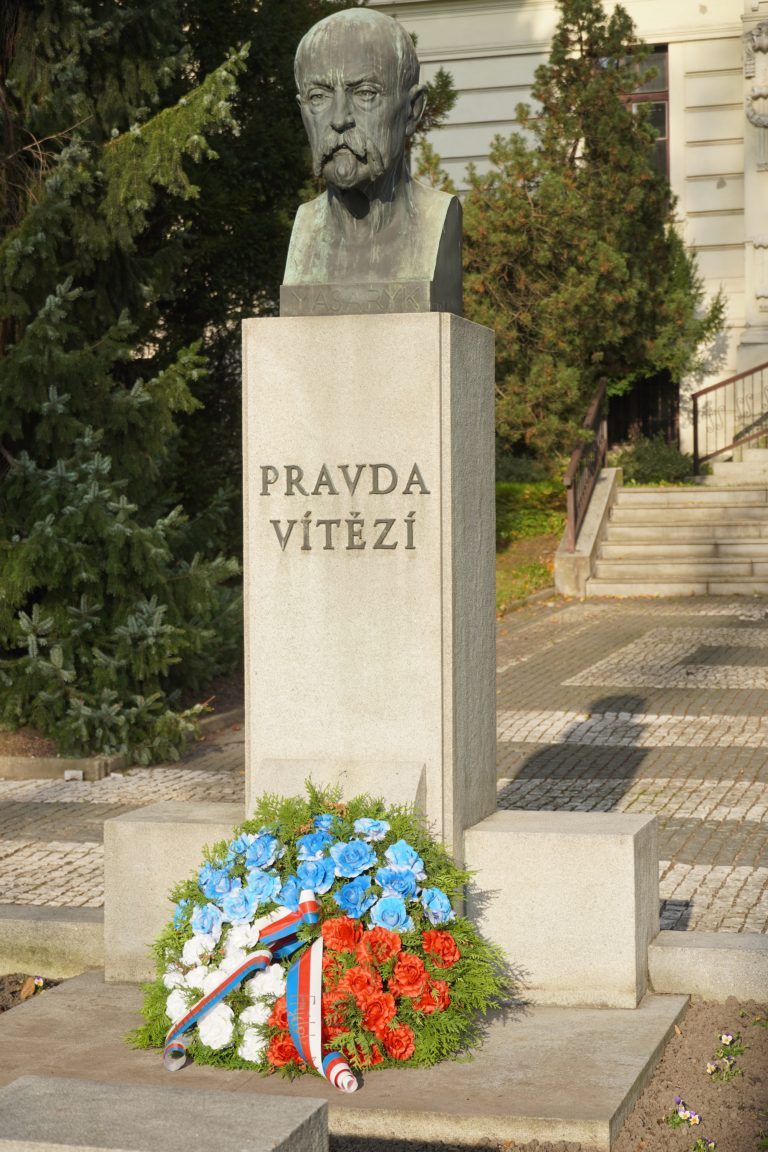 Státní svátek pouze s kyticí