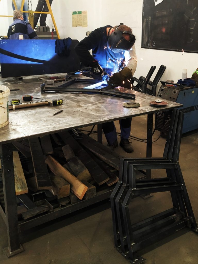 Technické služby vyrábí pro město lavičky i stojany na kola