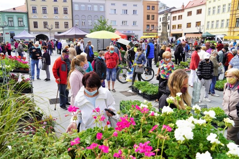 Famářské trhy začínají s květinami