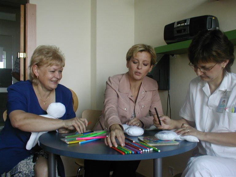 Starostka se zpěvačkou malovaly panenky