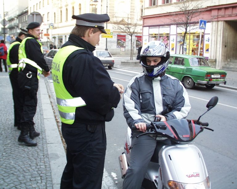 „Neposlušní“ řidiči dostávali pokuty od strážníků