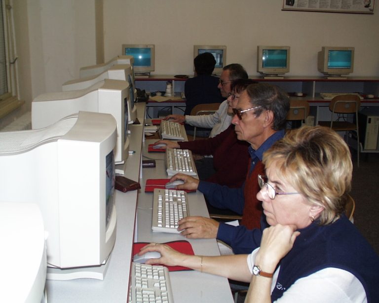 Senioři úspěšně absolvovali kurzy na počítači