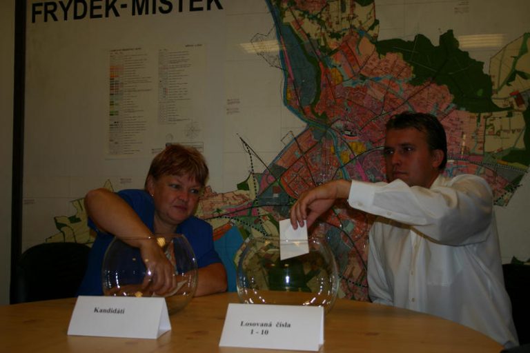 Čísla kandidátů voleb do Senátu losovala starostka s tajemníkem