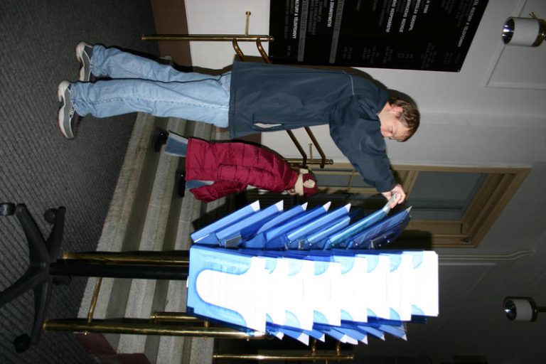 U „informací“ jsou k dispozici stojany na formuláře