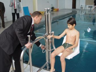 Na Dni otevřených dveří byl předán bazénový zvedák