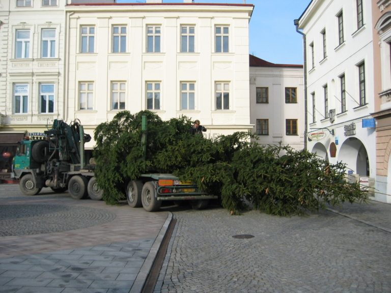 Město už vánočně bliká