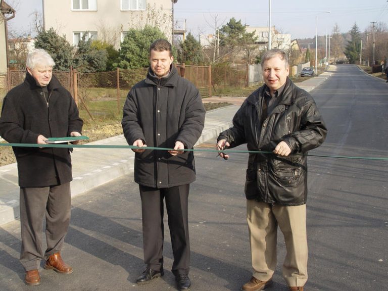 Černá cesta má chodníky i osvětlení