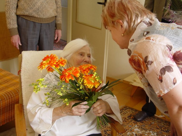 Stoletá stařenka ještě čile komunikuje