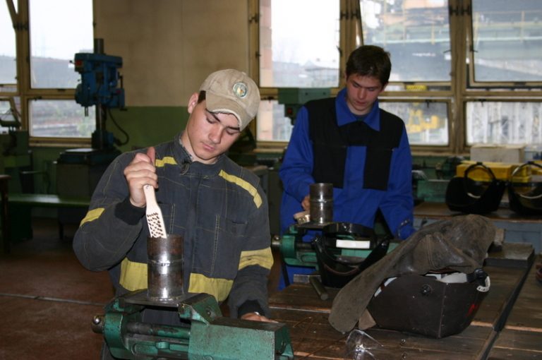 Soutěžit ve svařování přijely i dívky