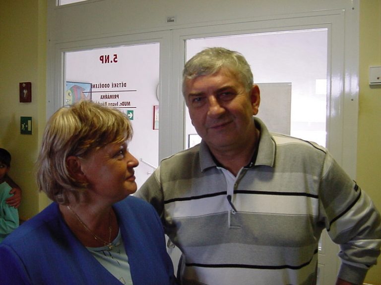 Starostka pomáhala Miroslavu Donutilovi rozdávat panenky