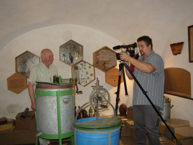 Toulavá kamera se zatoulala do Domu včelařů.