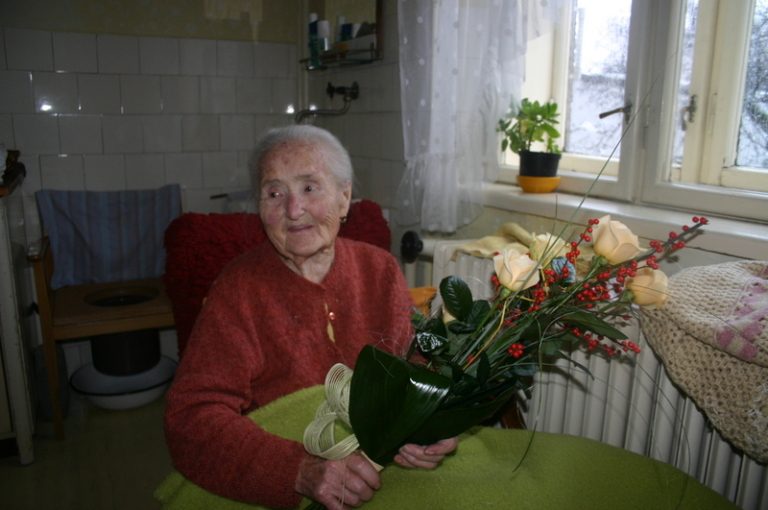 Stoletá stařenka se na své kulatiny těšila