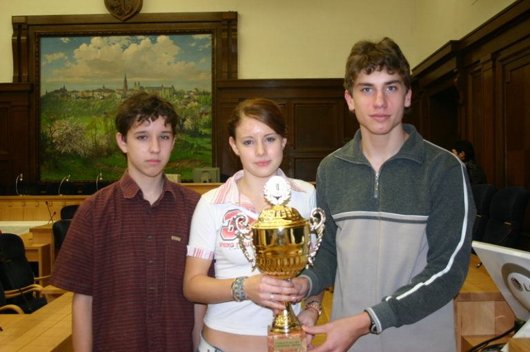 Mladí fyzikové odpálili v zasedací síni raketu