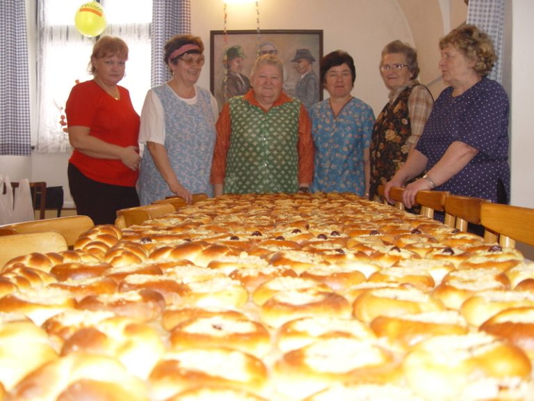 Starostka pomáhala s koláči