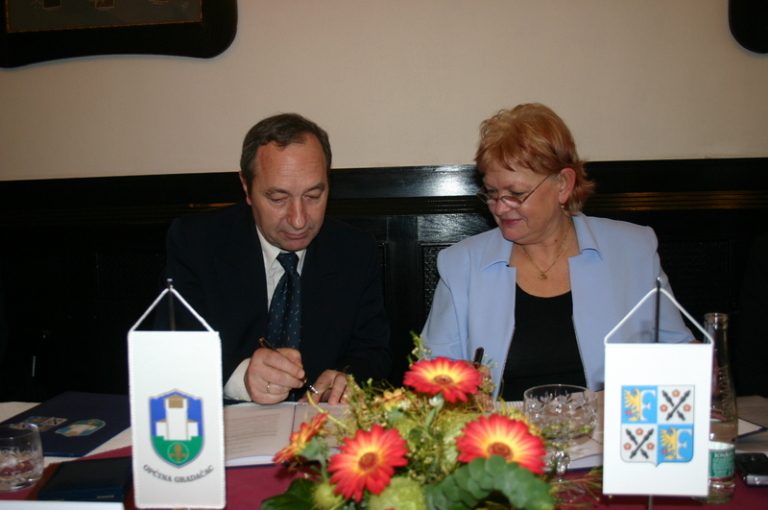 Delegaci z Bosny nadchl domov důchodců i tělocvična