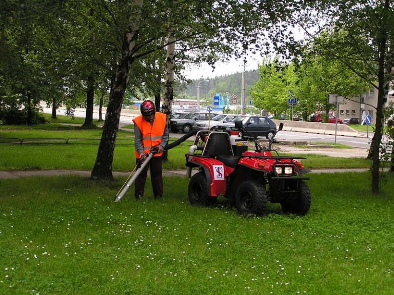 Jarní úklid začal, po městě jezdí stroj na psí exkrementy