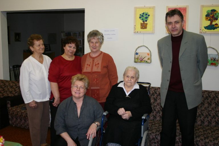 Senioři z penzionu žijí výtvarnem