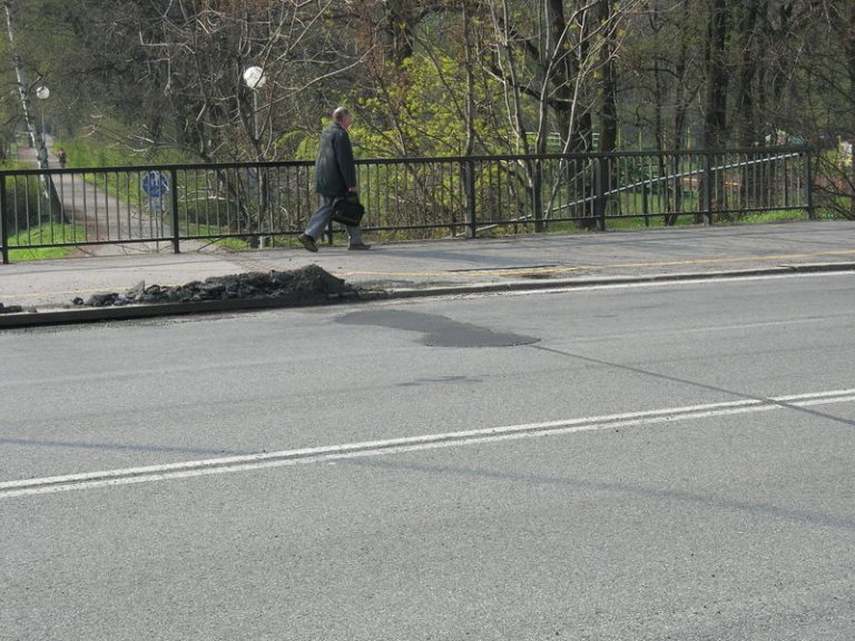 Díra na mostě zmizela