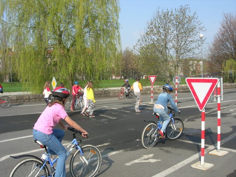 Děti se učí jezdit bez chyb