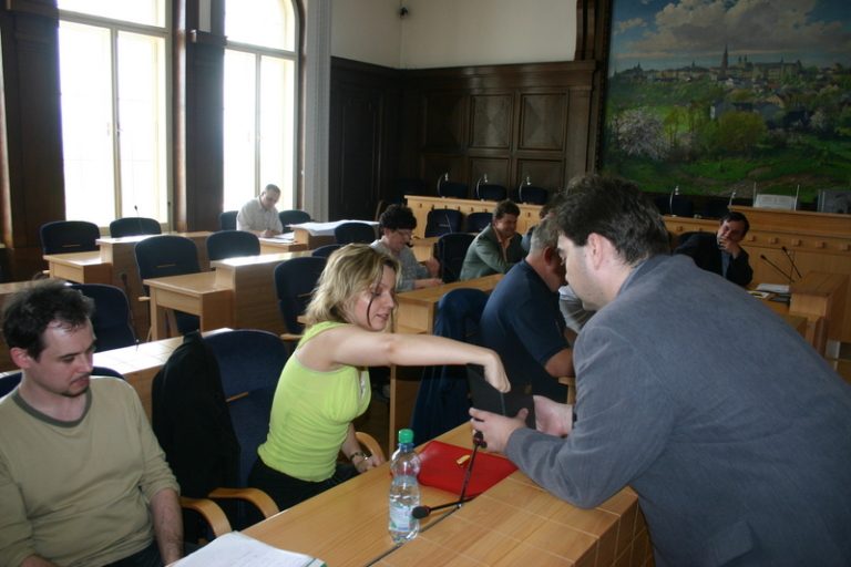 Zástupci politických stran losovali o plakátovací plochy