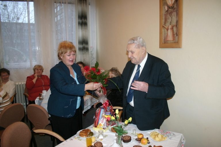 Na své oslavě narozenin si 95 letý muž zatančil s primátorkou