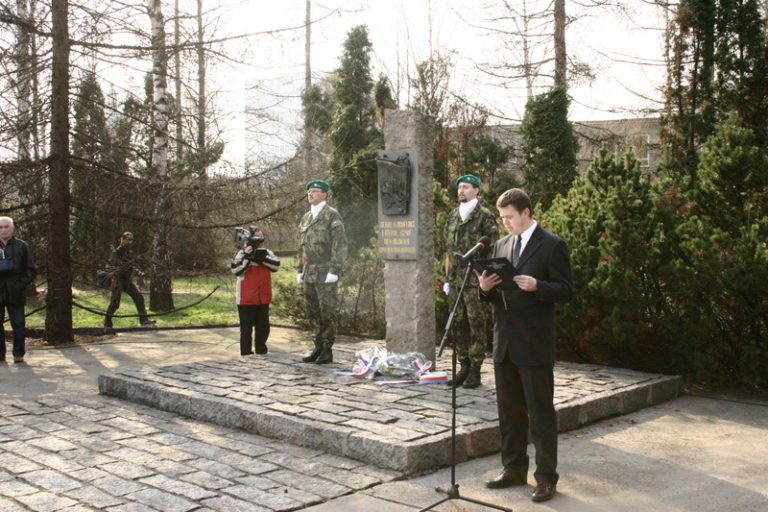 Radní položili kytice u památníku 3. praporu 8. pěšího pluku