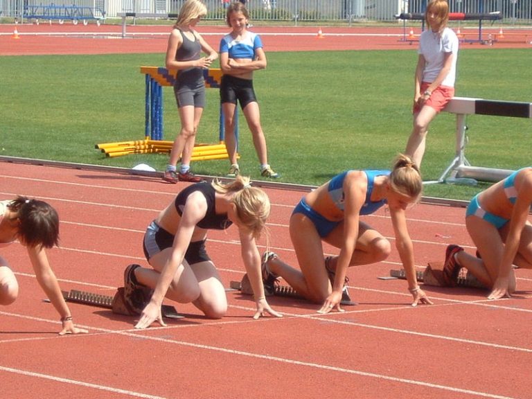 Osm medailí atletů